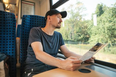 Bir turist veya bir adam ya da bir öğrenci tren ile seyahat.