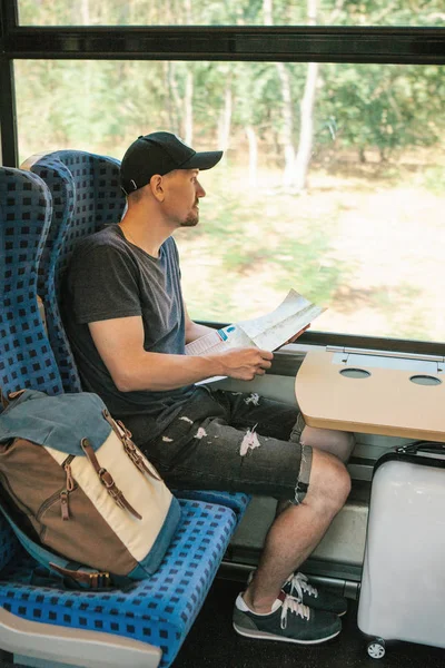Турист, парень или студент путешествует на поезде . — стоковое фото