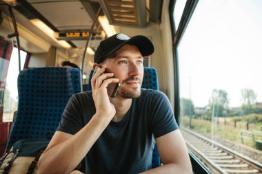 Turistik tren ve telefonda konuşurken rides.