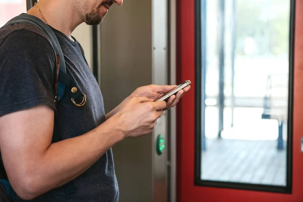 Турист в поезде пользуется мобильным телефоном . — стоковое фото