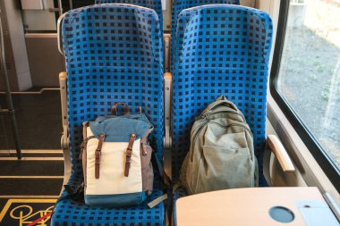 Trende koltuk iki sırt çantaları