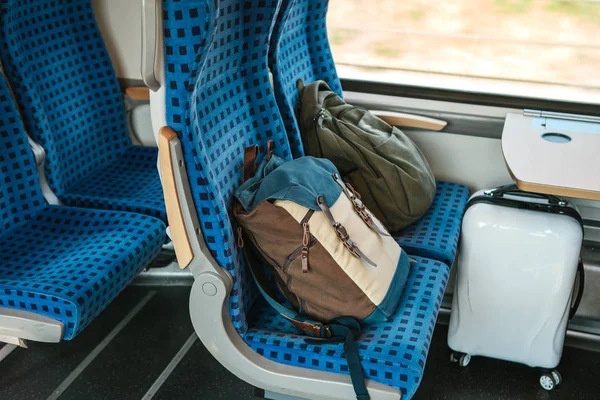 Два рюкзака на сиденьях в поезде — стоковое фото