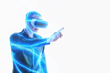 Sanal gerçeklik gözlüklü genç adam. Modern teknolojiler. Gelecekteki teknoloji kavramı.