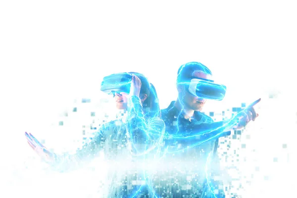 O femeie tânără și un bărbat tânăr în ochelari de realitate virtuală sunt fragmentate în pixel.Conceptul de tehnologii și tehnologii moderne ale viitorului. Ochelari VR . — Fotografie, imagine de stoc