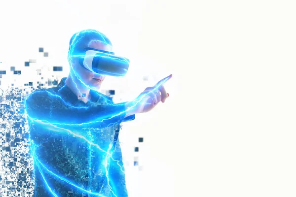 Una persona en gafas virtuales vuela a píxeles. El hombre con gafas de realidad virtual. Concepto de tecnología futura. Tecnología de imagen moderna. Fragmentado por píxeles . —  Fotos de Stock