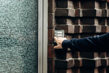 Yakın çekim. Adam kapıyı çalar