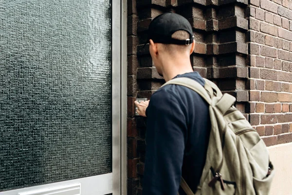 Turist veya sırt çantası ile öğrenci.