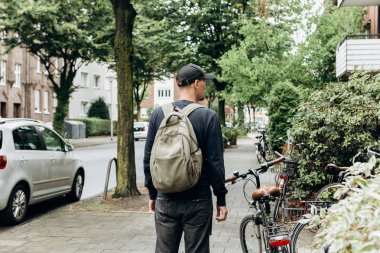 Turistik bir sırt çantası ile yabancı bir şehirde ayırtıldı online konaklama arıyor.