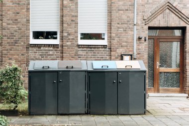 çöp kutuları üst üste