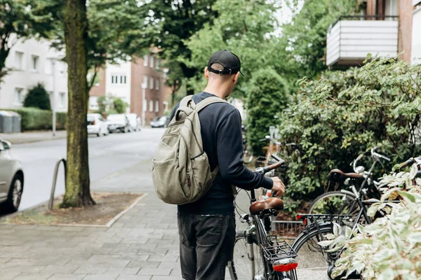 Турист или студент с рюкзаком собирается прокатиться на велосипеде — стоковое фото