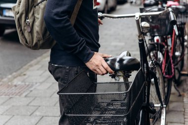 Turist veya öğrenci bir sırt çantası ile bir bisiklet gidiyor