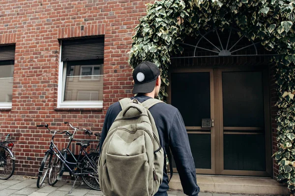 Il turista o lo studente con lo zaino . — Foto Stock