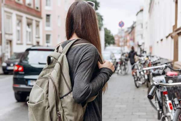 Турист з рюкзаком шукає заброньоване онлайн житло в незнайомому місті . — стокове фото