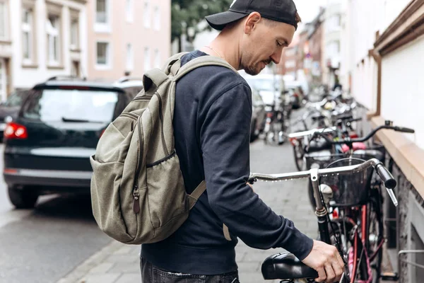 Turista o studente con uno zaino sta per andare in bicicletta — Foto Stock