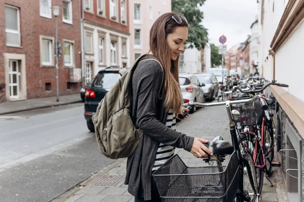 Turista o estudiante con una mochila va a montar en bicicleta — Foto de Stock