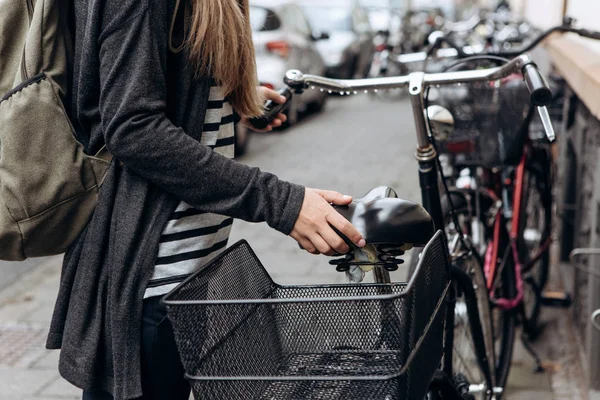 Turist veya öğrenci bir sırt çantası ile bir bisiklet gidiyor