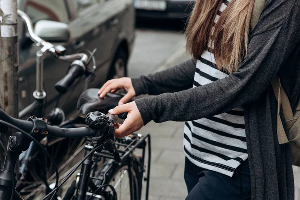 Turista o studente sta per andare in bicicletta — Foto Stock