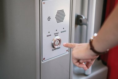 Kişi ara ve tren veya metro destek hizmeti ile konuşmak için düğmeye basmadan.