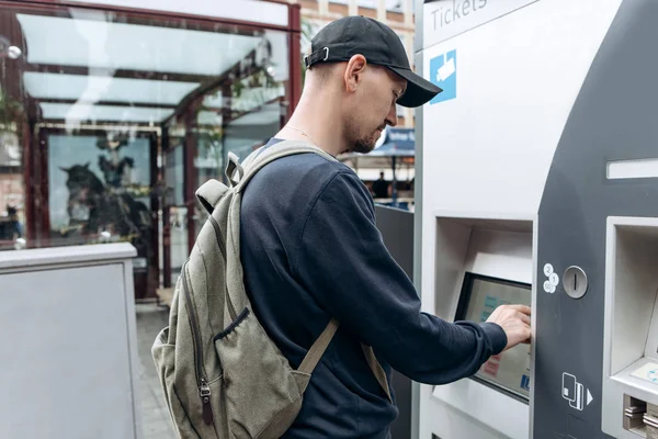 Toeristische koopt tickets in een moderne straat machine. — Stockfoto