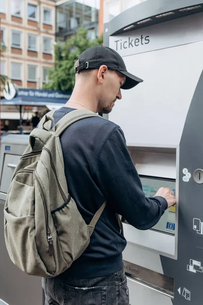 Turista compra entradas en una moderna máquina de la calle . — Foto de Stock