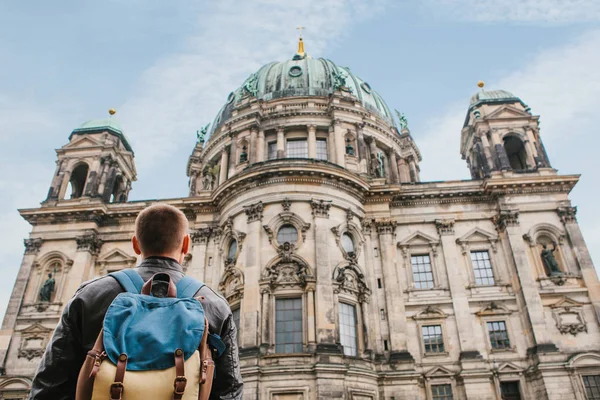Un turista o viajero con una mochila mira una atracción turística en Berlín llamada Berliner Dom . — Foto de Stock