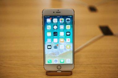 Berlin, 12 Aralık 2017: iphone 8 ve 8, artı ve satış resmi Apple Store Berlin'de yeni Apple ürünleri iphone tanıtımı. Yeni iphone 8 Plus.