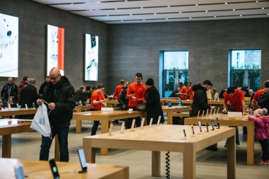 Berlin, 12 Aralık 2017: 8, artı ve yeni Apple ürünleri satış resmi Apple Store iphone ve iphone X tanıtımı. Alıcılar yeni iphone izliyor. Uzun zamandır beklenen olay.