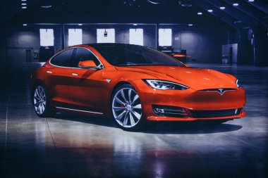 Bir elektrikli araç Tesla Berlin Tesla motor Show'da görüntü fotoğrafı. Modern bir elektrikli otomobil.