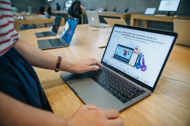 Berlin, 29 Ağustos 2018: Yeni bir Macbook Apple resmi mağaza Berlin satın almak alıcı seçer.