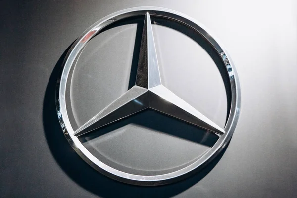 Foto de cerca del cartel de Mercedes-Benz . — Foto de Stock