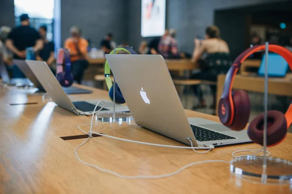 Retail sale of new MacBooks in the official store of Apple in Berlin. — Stock Photo, Image