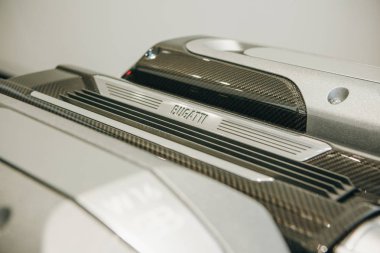 Yeni bir spor araba motoru Bugatti closeup iz.