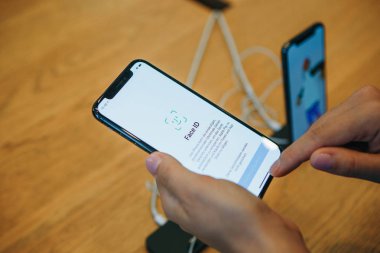 Yeni modern IPhone X satın almak için alıcı görünüyor