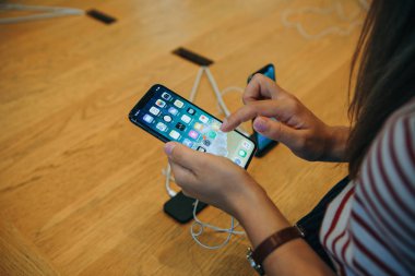Yeni modern IPhone X satın almak için alıcı görünüyor