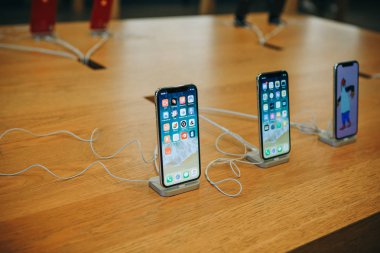 Yeni iphone X üst üste stand ve Berlin'de resmi Apple Store satılan.