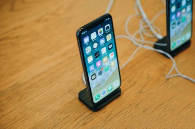 Yeni iphone X üst üste stand ve Berlin'de resmi Apple Store satılan.