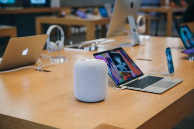 Satış dahil olmak üzere kablosuz hoparlörler, dizüstü bilgisayarlar ve telefonlar Berlin'de resmi Apple Store Apple ürünleri.