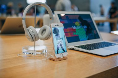 İPhone 8 artı ve Berlin'de resmi Apple Store müzik dinlemek için kulaklık dahil olmak üzere Apple satış ürünleri.