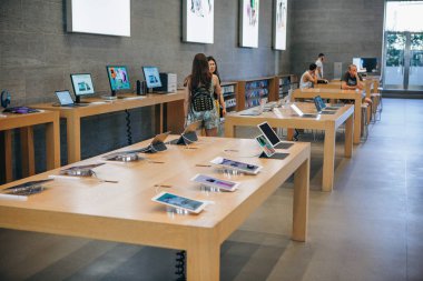 Berlin'de resmi Apple Store Apple satış ürünleri.