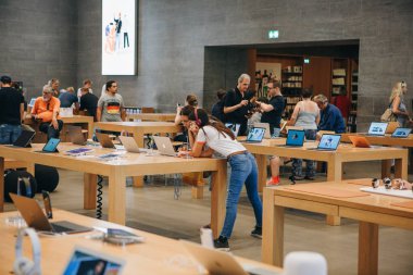 Berlin'de resmi Apple Store Apple satış ürünleri.