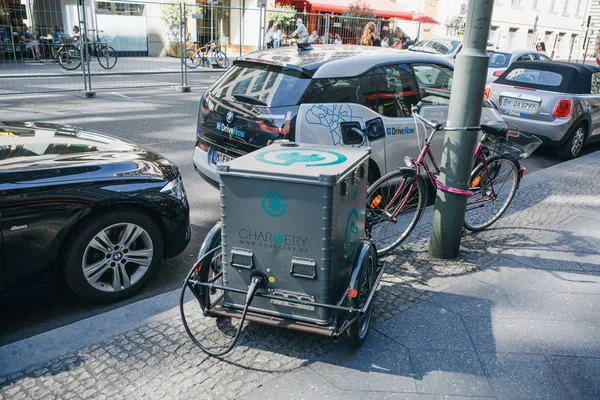 Portable street electric filling station for electric car refueling. Eco-friendly mode of transport. — Stock Photo, Image