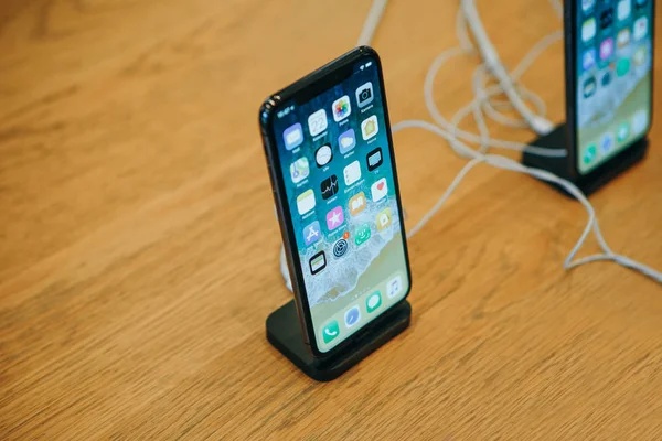 Neuer iphone x stand in einer reihe und verkauft im offiziellen Apple Store in berlin. — Stockfoto