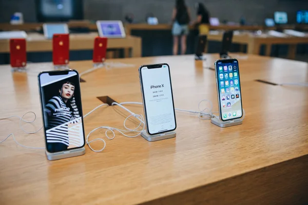 Новый iPhone X стенд подряд и продается в официальном Apple Store в Берлине . — стоковое фото