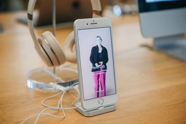 Produkty sprzedaż Apple iphone 8 plus i słuchawki do słuchania muzyki w oficjalnym sklepie Apple w Berlinie. — Zdjęcie stockowe