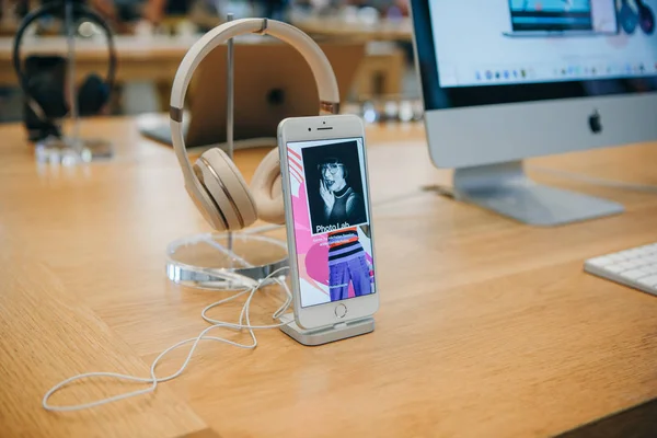 Sale of Apple products including iPhone 8 plus and headphones for listening to music in the official Apple Store in Berlin. — Stock Photo, Image