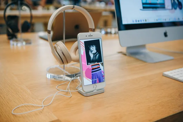İPhone 8 artı ve Berlin'de resmi Apple Store müzik dinlemek için kulaklık dahil olmak üzere Apple satış ürünleri.