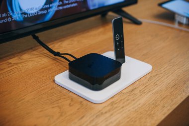 Apple Tv cihaz ve uzaktan kumanda veya oyun çubuğu. Televizyon için modern cihazlar.