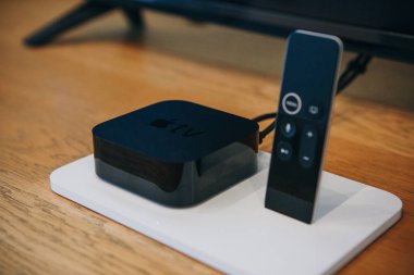 Apple Tv cihaz ve uzaktan kumanda veya oyun çubuğu. Televizyon için modern cihazlar.