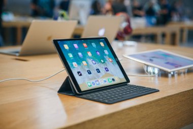 Resmi Apple store Berlin'de yeni ipad satışı.