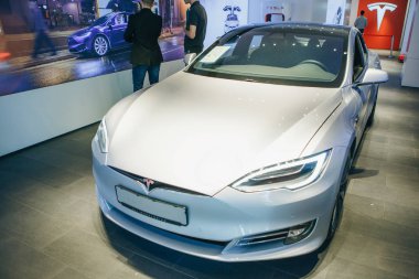 Bir elektrikli araç Tesla S Berlin Tesla motor Show'da. Modern bir elektrikli otomobil.
